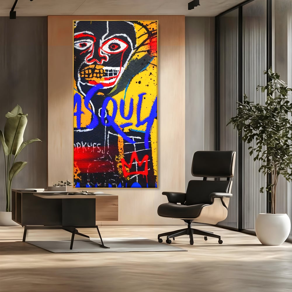 Tablou canvas cu tablou canvas cu portret stil graffiti, in rama de aluminiu auriu, pe perete intr-un birou